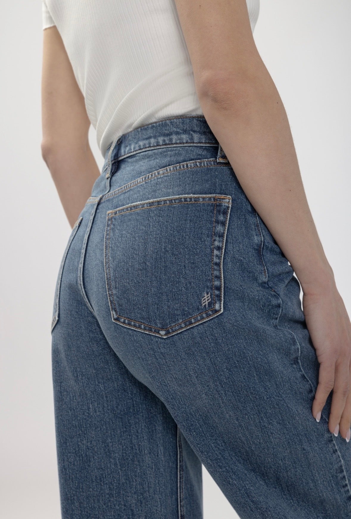 SILVER JEANS | V-Front Wide Leg