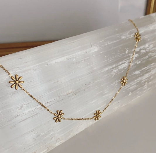 UNBOUONDED | Dainty Daisy Necklace