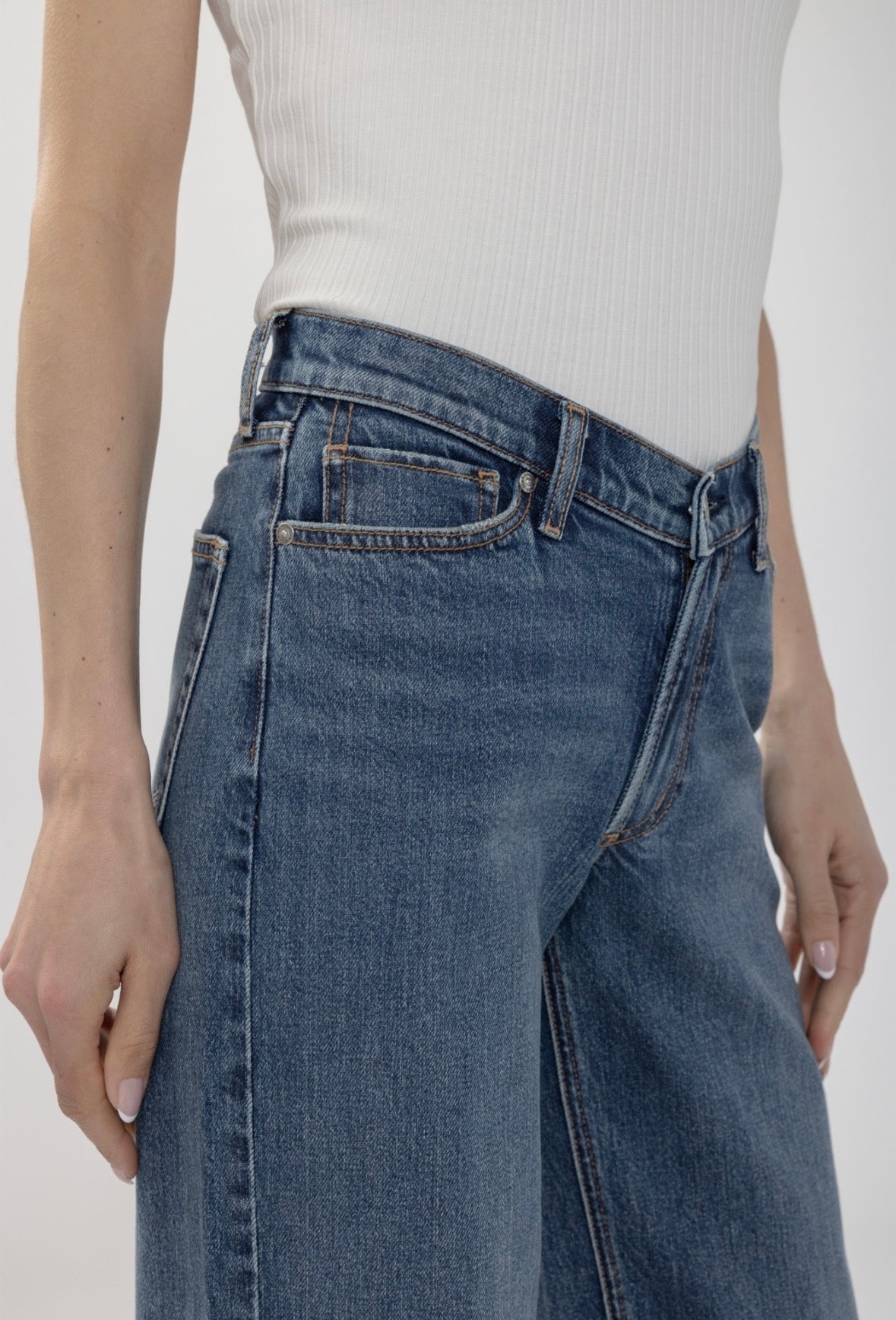 SILVER JEANS | V-Front Wide Leg